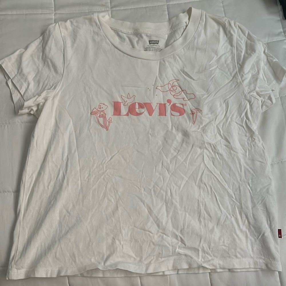 White Levi’s shirt